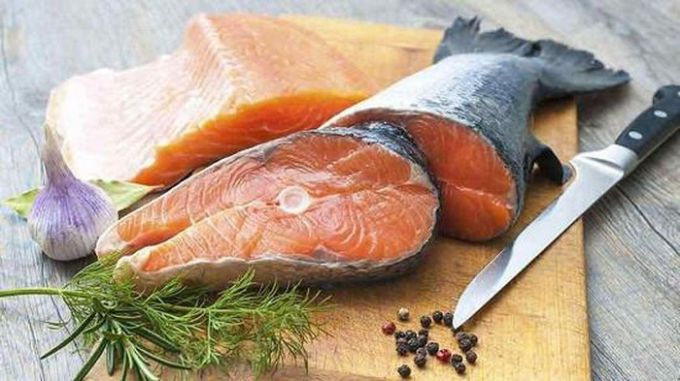 Cá béo như cá hồi, cá mòi, cá ngừ và cá hồi rất giàu axit béo omega-3, giúp giảm viêm và cải thiện mức độ mỡ trong gan. Đây chính là thực phẩm giúp ngăn ngừa bệnh gan nhiễm mỡ.