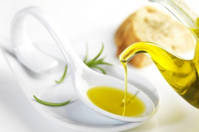 Dầu ôliu là loại dầu có lợi cho sức khỏe nhất. Nó có nhiều axit béo omega-3, thậm chí nhiều hơn quả bơ. Các nghiên cứu cho biết dầu oliu giúp giảm mức men gan và kiểm soát cân nặng, do đó ngăn ngừa bệnh gan nhiễm mỡ.