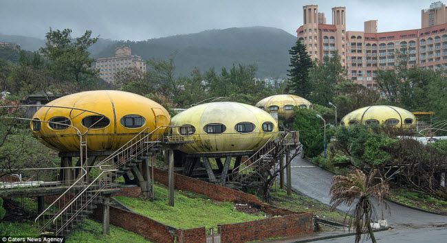 Ngôi làng UFO tại quận Vạn Lý ở thành phố Tân Bắc, Đài Loan, từng là địa điểm nổi tiếng vào những năm 1960 và 1970.