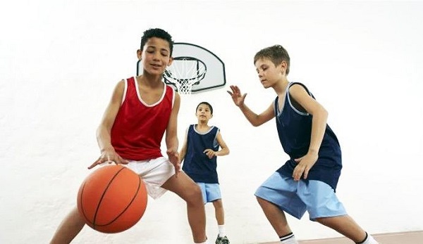 Hoạt động thể thao sẽ giúp trẻ phát triển chiều cao tối đa trong tuổi dậy thì (Ảnh minh họa)
