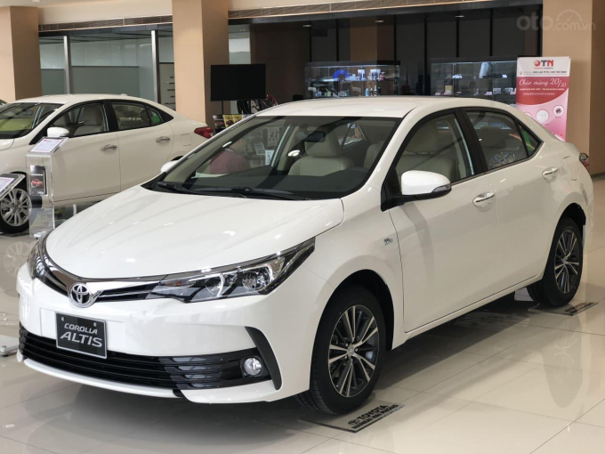 Giá xe ôtô hôm nay 17/8: Toyota Corolla Altis có giá 697-932 triệu đồng.