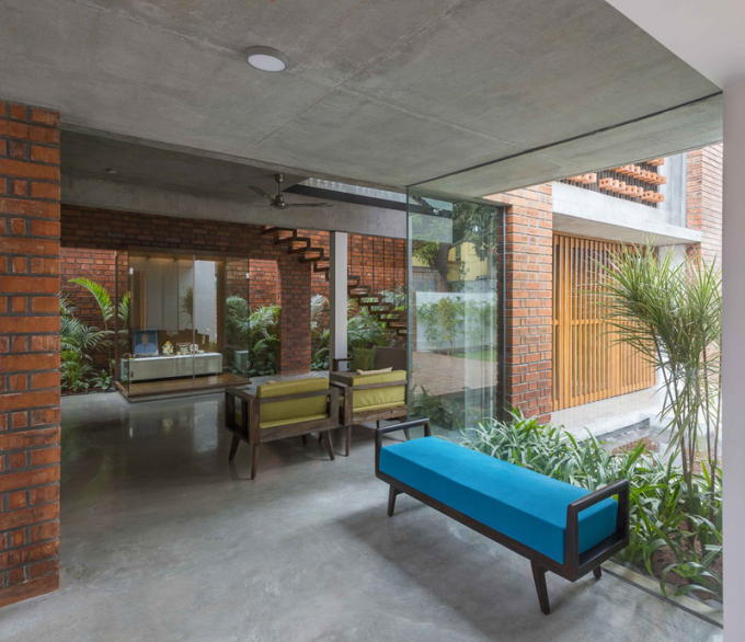 Ghế sofa đặt cạnh hành lang tạo ra một không gian yên tĩnh, riêng tư để chủ nhân có thể nhìn ngắm khu vườn bên ngoài.