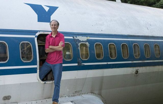Bruce Campell cùng với ngôi nhà độc đáo của mình.Máy bay Boeing 727