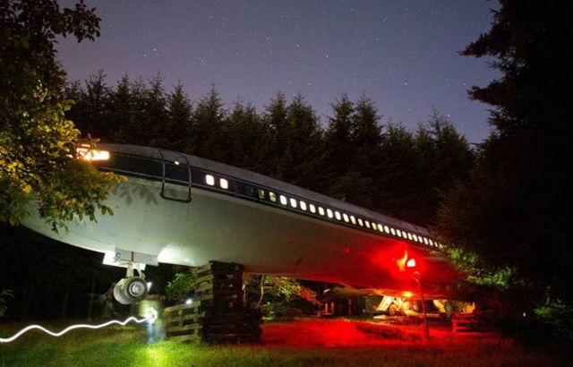 Chiếc máy bay trông rất lộng lẫy vào ban đêm.