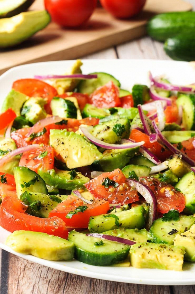 Salad cà chua, dưa chuột thơm ngon bổ dưỡng. (Ảnh: Pintower)