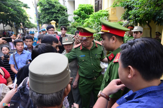 Hàng chục cảnh sát hỗ trợ đưa ông Linh vào trong tòa và ngăn cản không cho phóng viên đi theo như lần trước.