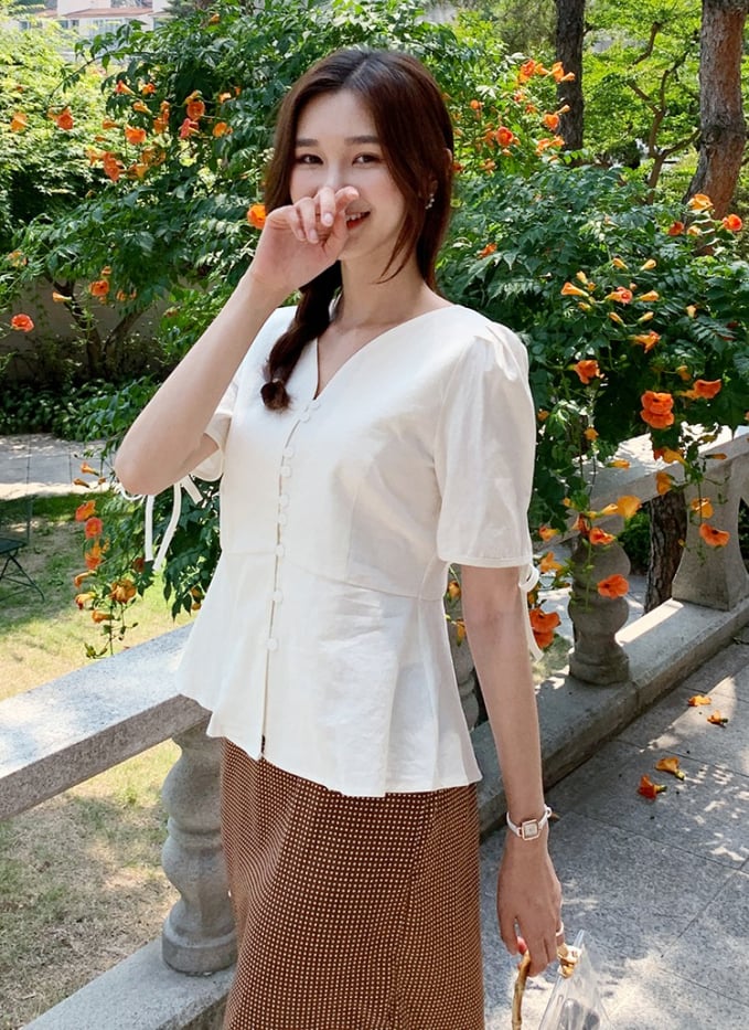 Mix đồ với áo blouse xinh xắn Áo bouse xinh xắn dành cho những cô nàng công sở điệu đà, nữ tính (Ảnh: Trí thức trẻ)