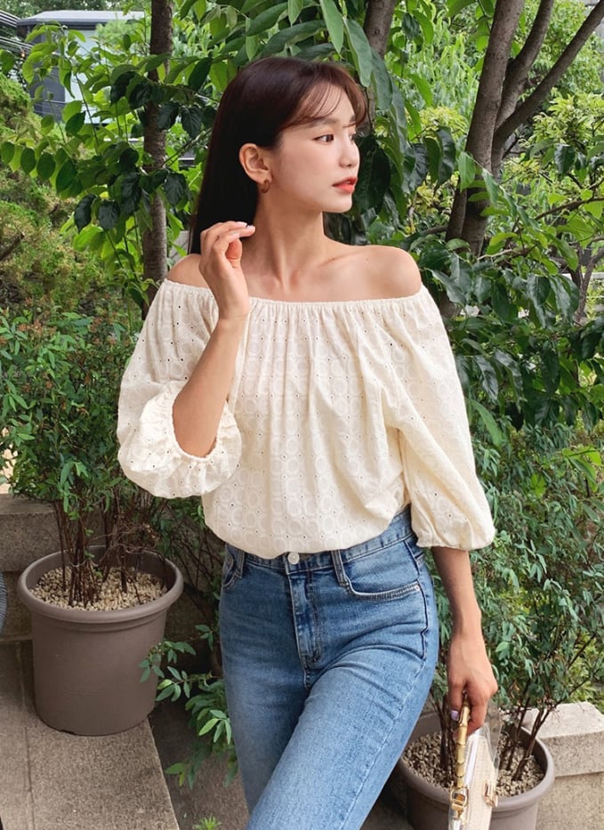 Áo tay phồng/ áo trễ vai Diện áo tay bồng hoặc trễ vai cực thời thượng và hợp mốt (Ảnh: Trí thức trẻ + Newsfashion)
