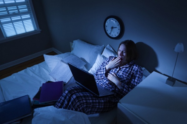 Thức khuya làm suy yếu sức đề kháng của cơ thể, tăng nguy cư mắc ung thư (Ảnh minh họa)