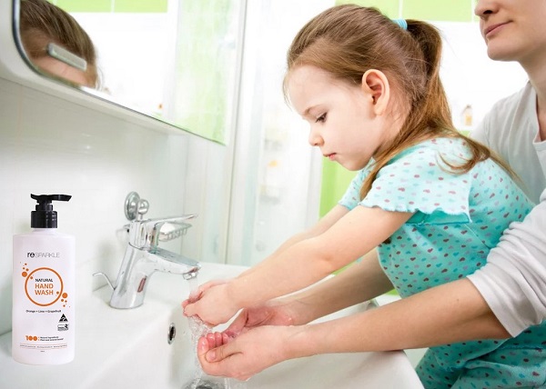 Tạo thói quen rửa tay sạch sẽ hàng ngày giúp bảo vệ trẻ khỏi sự tấn công của các vi khuẩn có hại (Ảnh minh họa)