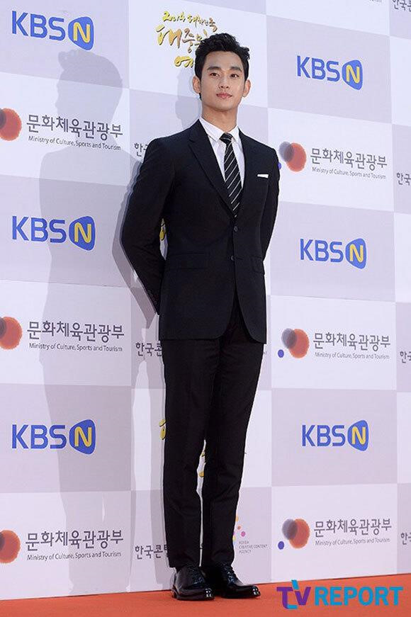 Trở lại với vẻ ngoài ấm ám, lịch lãm, Kim Soo Hyun góp mặt tại lễ trao giải Korean Popular Culture and Arts Awards. Đôi giày da bóng và cà vạt kẻ sọc giúp anh có vẻ ngoài trịnh trọng, chuyên nghiệp. Ảnh: TV Report.