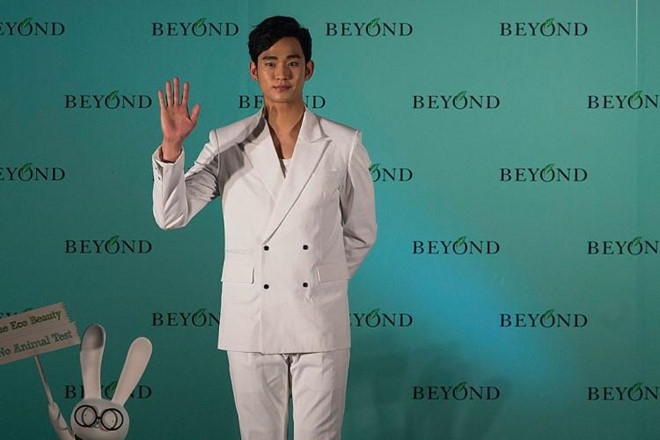 Xuất hiện tại một sự kiện ở Hong Kong (Trung Quốc), nam tài tử mang đến vẻ ngoài tươi trẻ với bộ suit màu trắng. Ảnh: Pinterest.