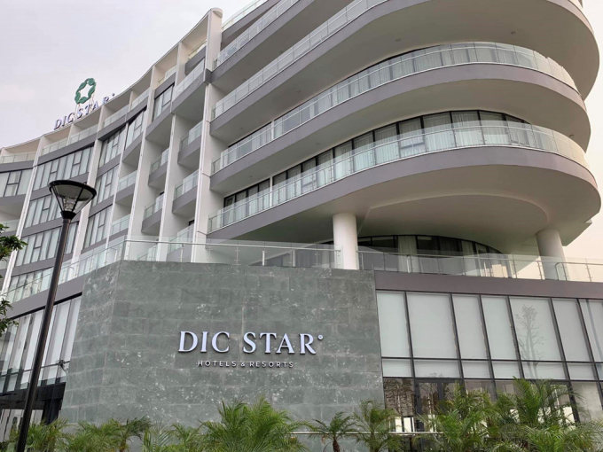 DIC Star hotel & resorts nằm tại vị trí trung tâm khu đô thị hiện đại của tỉnh Vĩnh Phúc. Khu resort mới nổi bật với kiến trúc hình khối elip và vành khăn đầy sáng tạo. Không gian ở đây thiết kế hài hòa giữa đường nét hiện đại với sự mềm mại của thiên nhiên. Tất cả phòng đều có cửa sổ và ban công với tầm nhìn rộng ra hồ Đầm Vạc. Ảnh: Linh Bentley.