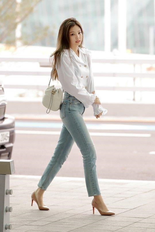 Jennie cũng để ý đến thời trang mỗi lần ra sân bay. Với những items quen thuộc như áo sơ mi, quần jeans và giày cao gót, nữ thần tượng toát lên khí chất của nàng tiểu thư con nhà quyền quý. Đương nhiên, set đồ của Jennie không thể thiếu sự xuất hiện của các thiết kế đến từ Chanel. Ảnh: Kpop Viral, Pinterest.
