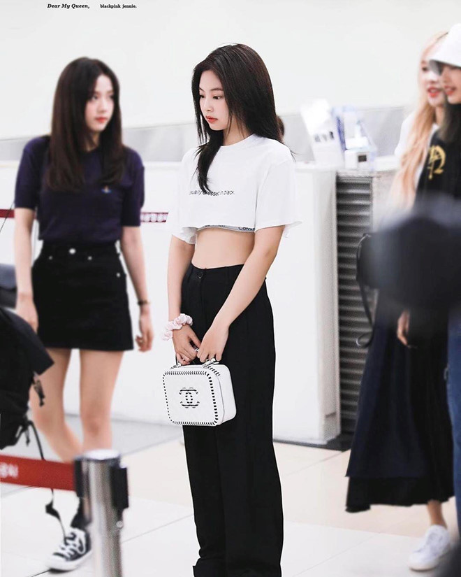 Trong những lần ra sân bay khác, Jennie theo phong cách năng động, cá tính. Cô khá ưa thích áo crop top vì item này có thể giúp nữ idol khoe trọn vòng eo con kiến. Trong hình trái, thành viên BlackPink một lần nữa cho thấy sự 