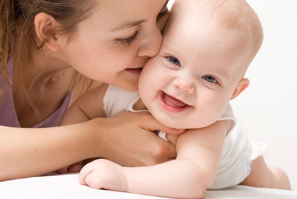 Những cử chỉ yêu thương, âu yếm khi ở bên con sẽ giúp mẹ gọi sữa về nhanh hơn (Ảnh minh họa)