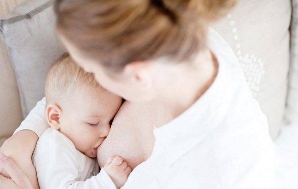 Cho trẻ bú thường xuyên giúp sữa mẹ sản sinh nhiều hơn (Ảnh minh họa)
