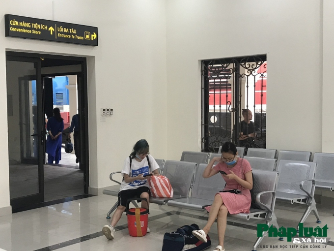 Không gian ghế chờ thoáng mát trong nhà ga Long Biên.