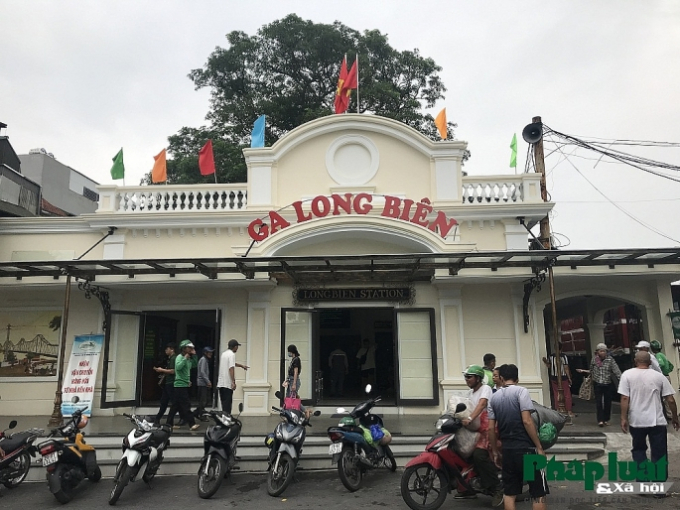 Ga Long Biên là một nhà ga xe lửa, đặt tại điểm cuối của cầu Long Biên thuộc phường Đồng Xuân, quận Hoàn Kiếm, thành phố Hà Nội.