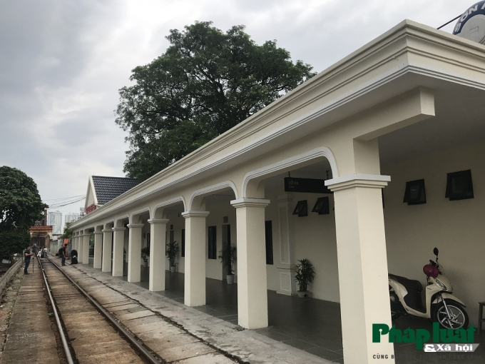 Ông Nguyễn Hữu Thành, Giám đốc chi nhánh khai thác đường sắt Hà Nội cho hay: “Công trình sửa chữa nội ngoại thất ga Long Biên đã được khởi công từ 25-2-2019 và hoàn thành vào 20-7-2019 vừa qua”.