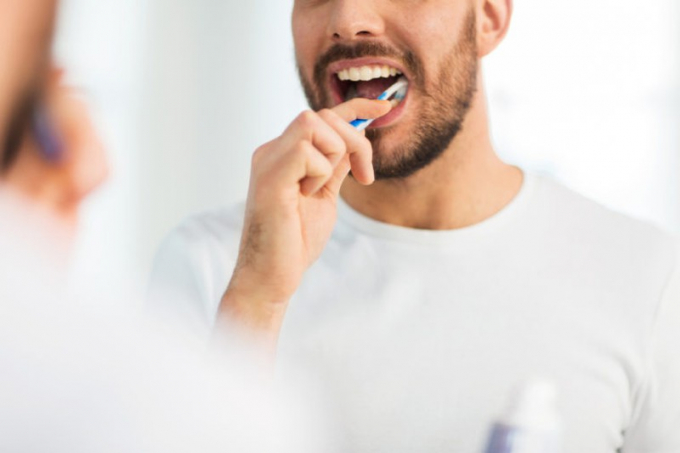 Đánh răng quá nhanh, ít hơn 1 phút: Thời gian đánh răng trung bình nên là 2 phút và chắc chắn không được ít hơn. Nếu đánh răng quá nhanh rất có thể cao răng, các mảnh vụn thức ăn, vết bẩn vẫn còn xót lại trên răng dễ khiến sâu răng. Đánh răng nhẹ nhàng và từ từ trong 2 phút là nguyên tắc nên tuân thủ.