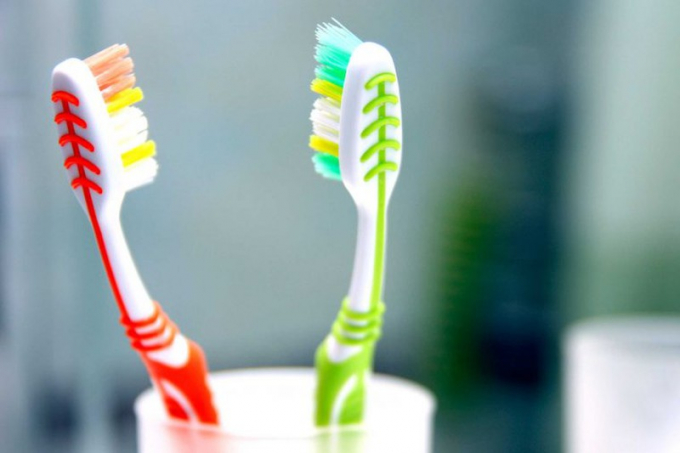 Đầu bàn chải đánh răng quá lớn: Bàn chải đánh răng của bạn phải vừa vặn với miệng để bạn dễ dàng chải răng.