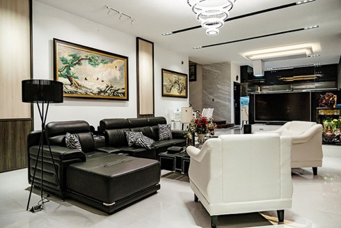 Phòng khách sang trọng với nội thất nổi bật nhờ tông màu đen-trắng.