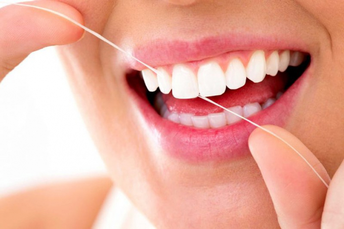 Không coi trọng việc dùng chỉ nha khoa: Nếu chỉ chải răng thôi là không đủ. Bàn chải đánh răng có thể chạm một chút vào giữa kẽ răng nhưng chúng không thể loại bỏ tất cả các mảng bám ở đó. Đó là nơi mà bạn cần dùng chỉ nha khoa.