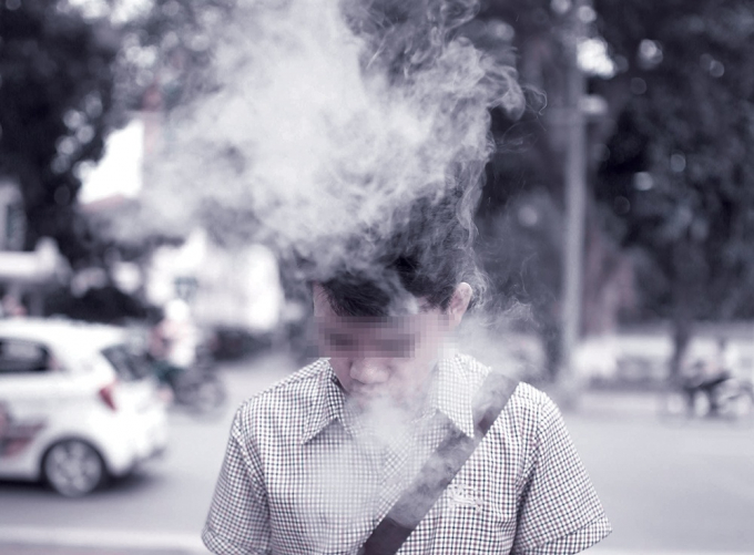 Nhiều người trẻ tập tành hút thuốc lá điện tử vì không lường hết thành phần độc lại có trong đó (Ảnh minh họa)