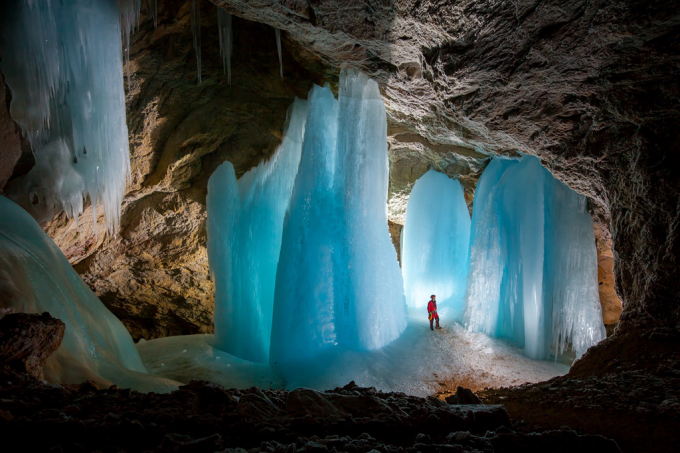 Mặc dù hang có chiều dài 42 km, khách du lịch chỉ được phép ghé thăm 1 km đầu tiên bởi nơi đây được bao phủ hoàn toàn trong băng. Phần còn lại của hang được hình thành từ đá vôi. Ảnh: Tiempos.