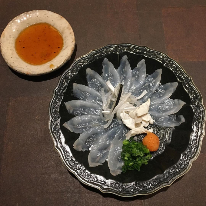 Nhắc tới những món ăn sang chảnh tại Nhật, du khách không thể không kể tới món cá nóc (cá fugu) trứ danh. Loại cá này nổi tiếng bởi chứa chất độc gây chết người. Chính quy trình chế biến phức tạp và tỉ mỉ khiến cá nóc thành món ăn đắt đỏ. Mỗi kg cá nóc có giá khoảng 300 USD. Loại cá này thường được chế biến thành món sashimi tươi sống, hấp dẫn. Ảnh: lusin_harutyunyan.