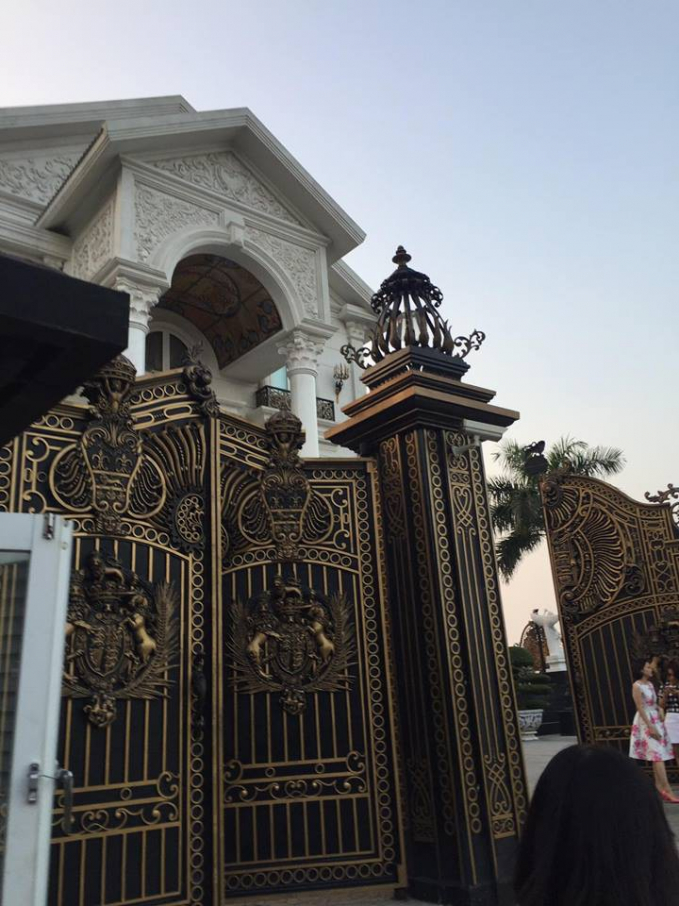 Cổng biệt thự vô cùng đồ sộ công phu và tỉ mỉ khiến ai đi qua cũng phải nhìn...Ảnh: Vietnamnet.