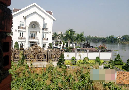 Biệt thự nhà chồng Tăng Thanh Hà rộng 500m2, tọa lạc trên một vị trí đẹp tại quận 2 TP HCM. Ảnh: Vietnamnet.