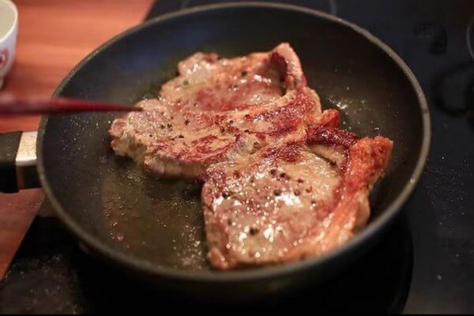 Đối với thịt, nên dùng chảo để chiên, làm nóng đều hai mặt trong 60 giây để làm nóng miếng thịt. Ảnh: Internet