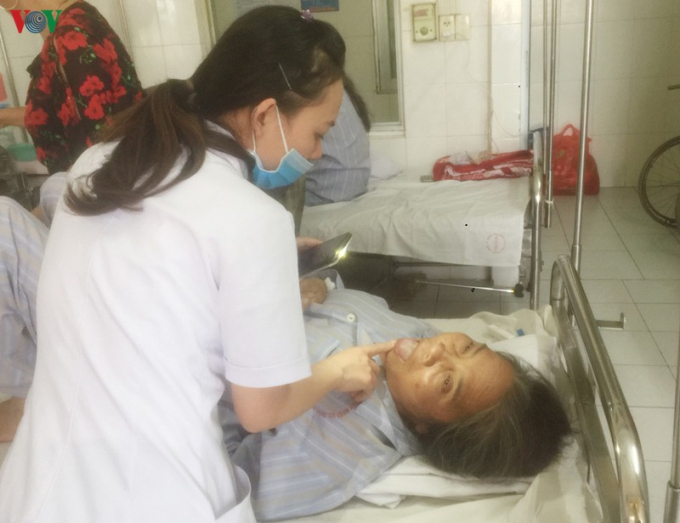 Bệnh nhân Vũ Thị Hiền (62 tuổi, ở Hà Nội) đang được điều trị tại Khoa Virus- Ký sinh trùng, Bệnh viện Bệnh Nhiệt đới Trung ương.