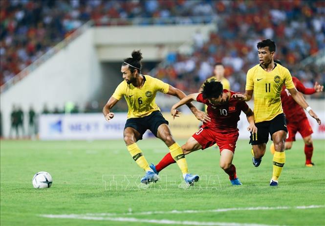 Công Phượng được ra sân ngay từ đầu là bất ngờ, anh đã nhiều lần khiến hậu vệ Malaysia  phải vất vả cản phá. Ảnh: TTXVN
