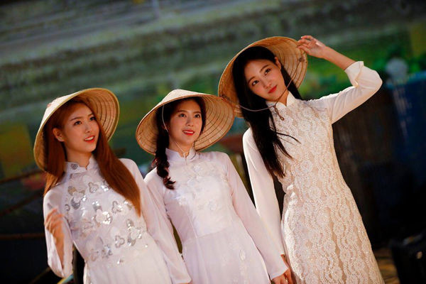 Thành viên nhóm Momoland mang vẻ đẹp tinh khôi trong tà áo dài trắng