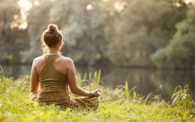 Thiền định: Tập thiền là một cách tuyệt vời để làm giảm huyết áp, tăng cường sức khỏe tinh thần, cung cấp năng lượng và duy trì trạng thái cân bằng cho cơ thể.