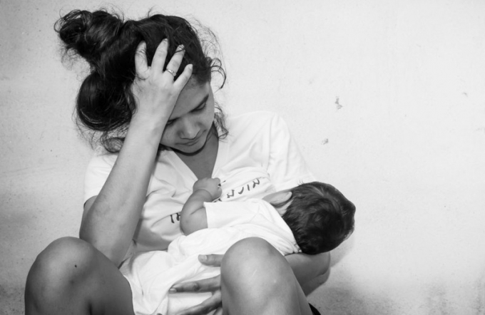 Người mẹ mắc trầm cảm sau sinh không còn khả năng chăm sóc con của mình