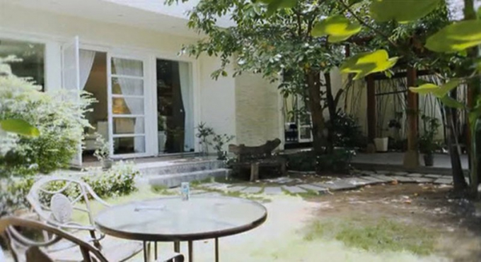 Không gian rợp bóng cây xanh quanh ngôi nhà của diễn viên Chi Bảo. Ảnh: DutchLady.