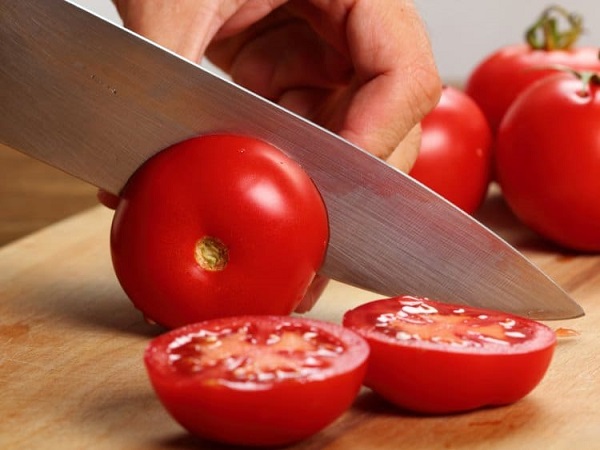 Cà chua có thể làm lành các vết sẹo do mụn gây ra (Ảnh minh họa)