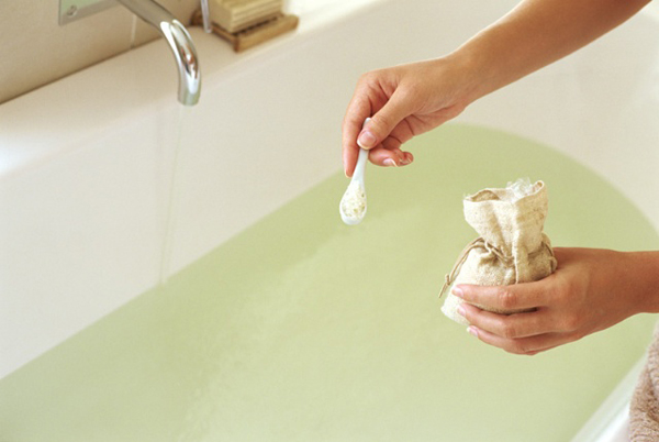 Ngâm mình trong bồn tắm pha một ít muối giúp tị mụn lưng hữu hiệu (Ảnh minh họa)