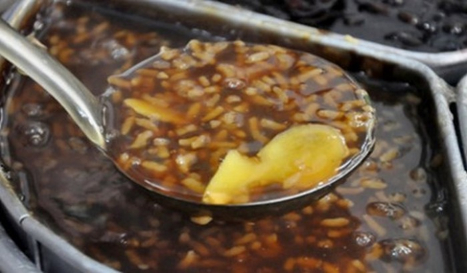 Chè bà cốt: Đây là món chè có từ xưa ở Hà Nội. Chè được nấu bằng đường nâu có vị ngọt nhẹ, thoảng mùi cay ấm của gừng tươi quyện cùng mùi thơm của gạo nếp cái hoa vàng. Ảnh: VnNgon.