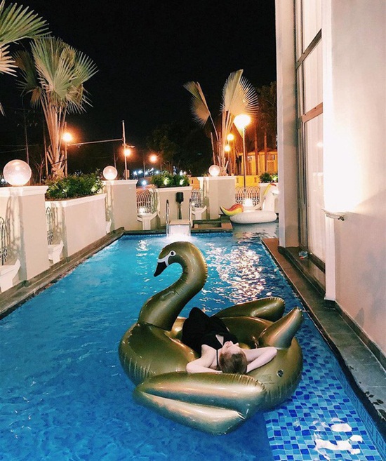 Bể bơi đặt trên sân thượng của căn biệt thự được thiết kế sang trọng không kém gì một khách sạn 5 sao.