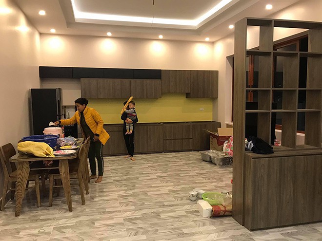 Khu vực bếp và phòng ăn được thiết kế tinh tế với nội thất gỗ. Ảnh: FB Kieu Trinh Tran.