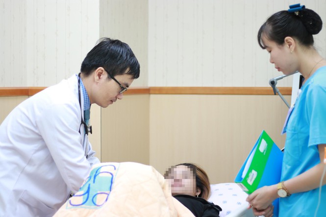 Bác sĩ đang thăm khám cho bệnh nhân.