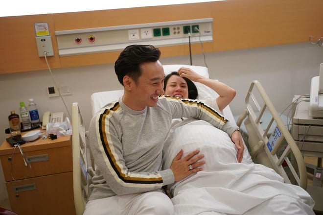 Mới đây, MC Thành Trung thông báo trên trang cá nhân bà xã Ngọc Hương đã sinh đôi vào tối 10/12.