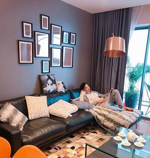 Hiện, MC Thành Trung và vợ Ngọc Hương sống trong một căn hộ chung cư cao cấp ở Hà Nội.