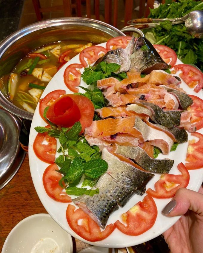 Cá hồi: Chẳng cần tới Nhật Bản bạn mới được nếm thử sushi cá hồi tươi ngon, Sa Pa là điểm đến lý tưởng để thưởng thức món ăn này. Nơi đây nổi tiếng với trại nuôi cá hồi trên núi. Do đó, thực khách hoàn toàn có thể yên tâm về chất lượng món ăn. Ngoài ra, bạn cũng nên thử lẩu cá hồi hoặc cá tầm. Đây cũng là những món được du khách ưa chuộng. Ảnh: Kyduyen1311.