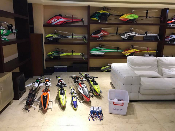 Một góc phòng là tủ trưng bày đồ chơi, những chiếc trực thăng mô hình. Nguồn ảnh: FBNV.